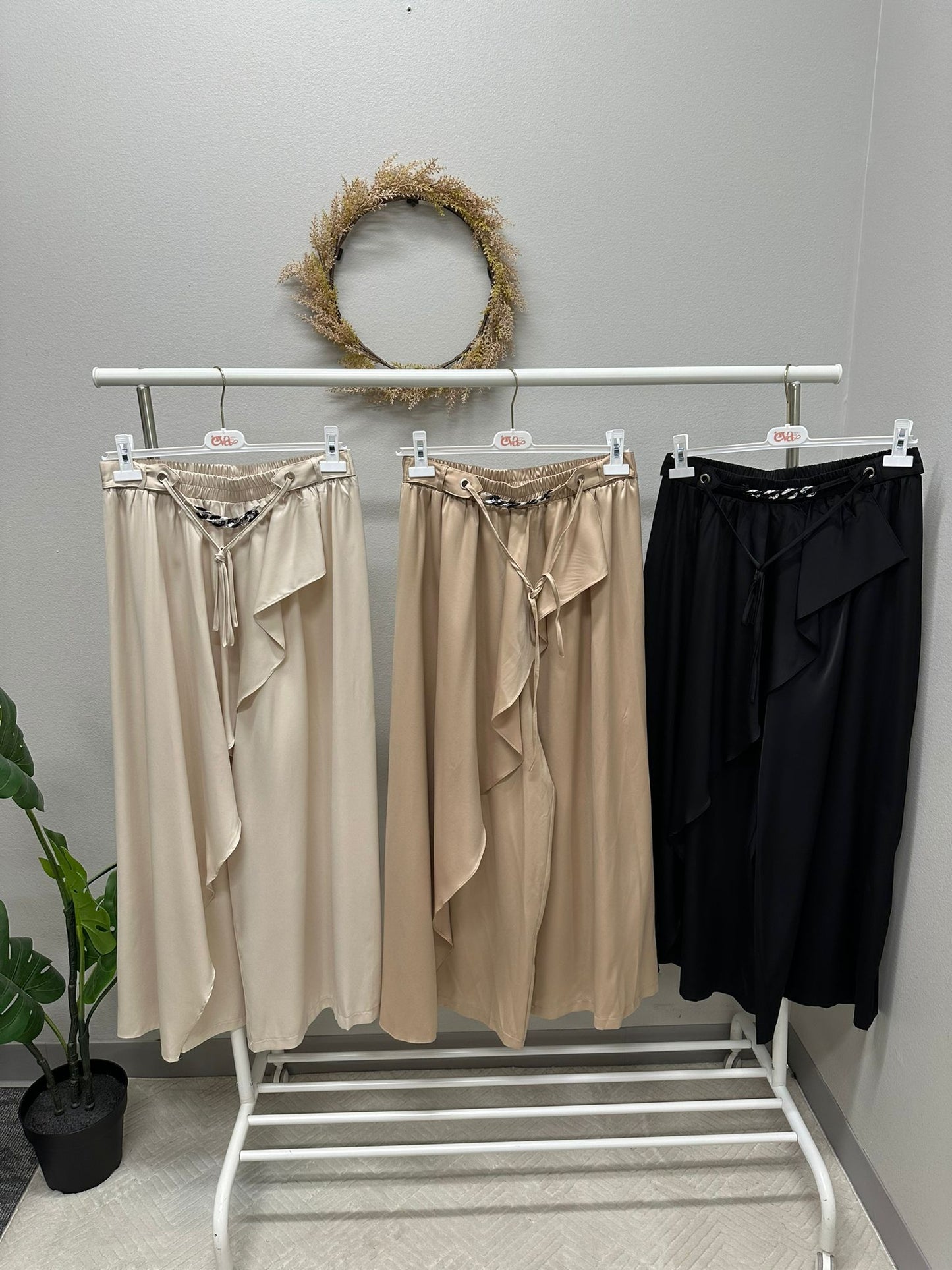 Ruffled loose pants with elastic waistband (Length 37.8 inch / 96.8 CM)
