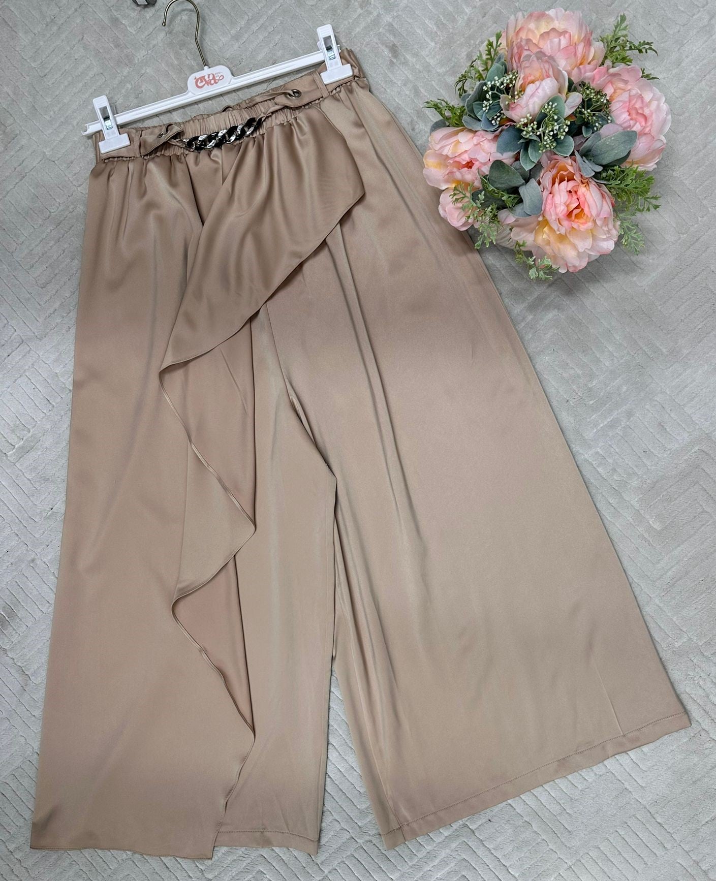 Ruffled loose pants with elastic waistband (Length 37.8 inch / 96.8 CM)