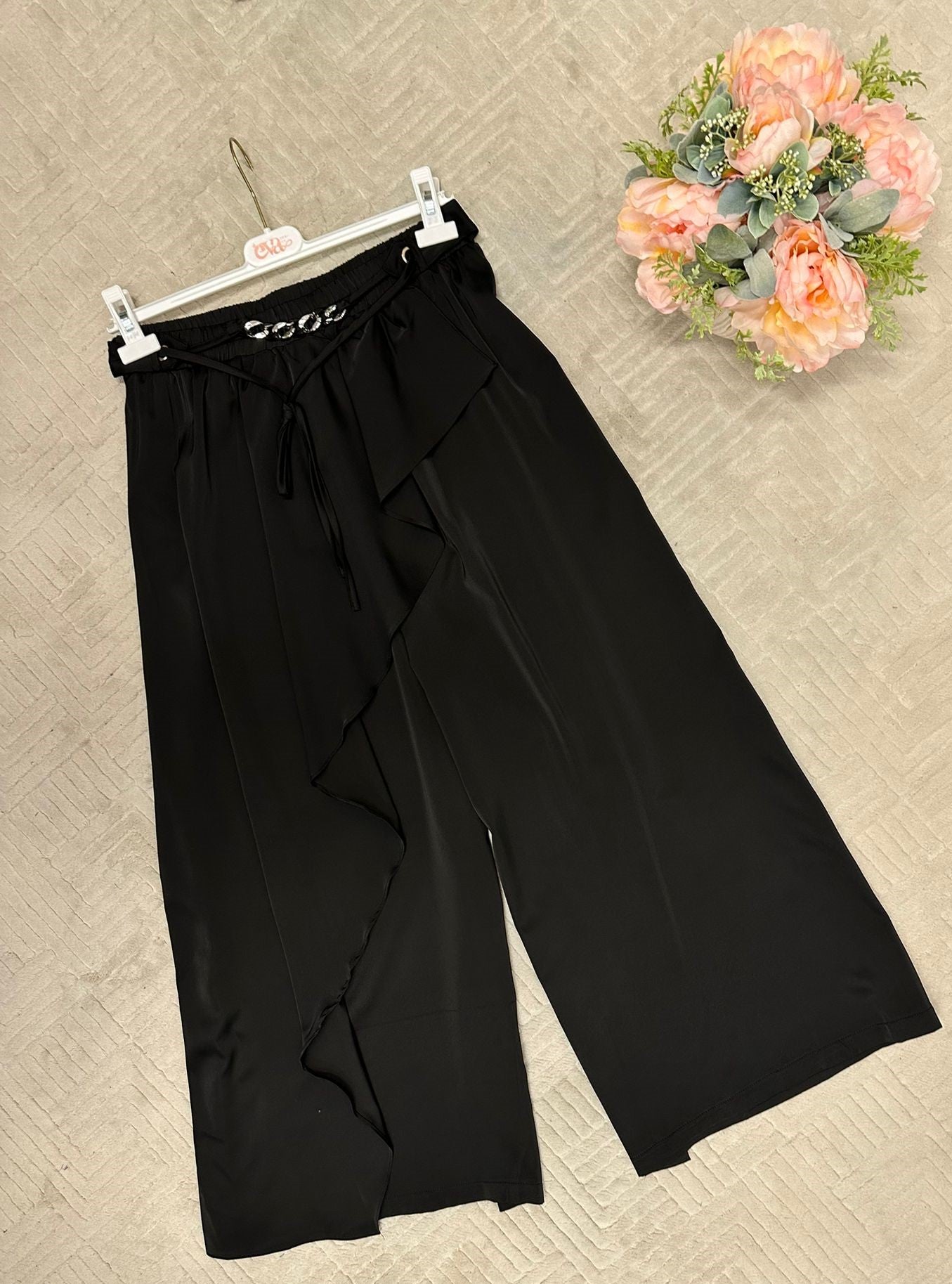 Ruffled loose pants with elastic waistband (Length 37.8 inch / 96.8 CM)