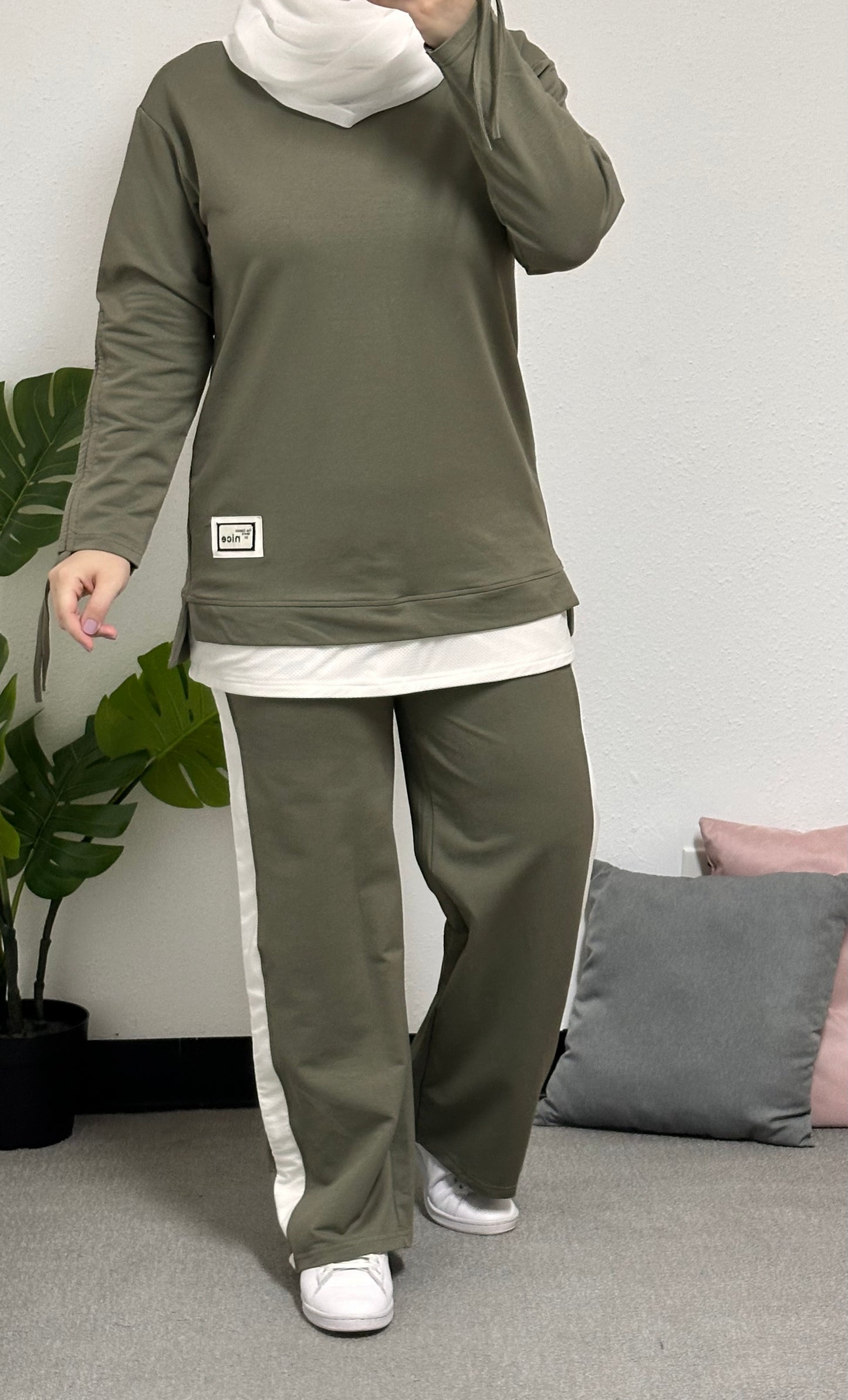 Two-piece cotton tracksuit (pants with white stripes and top with an attached white piece