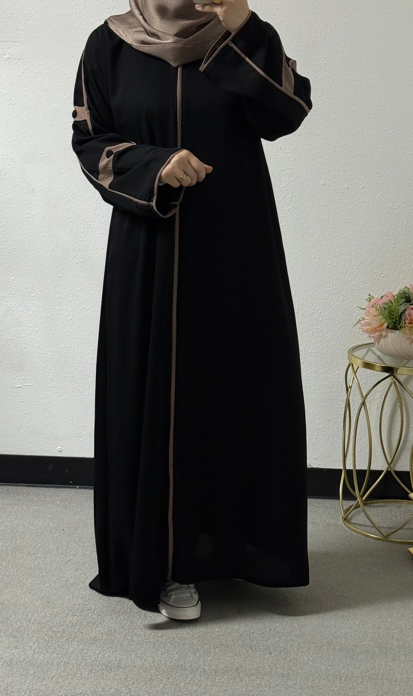 Button detail abaya