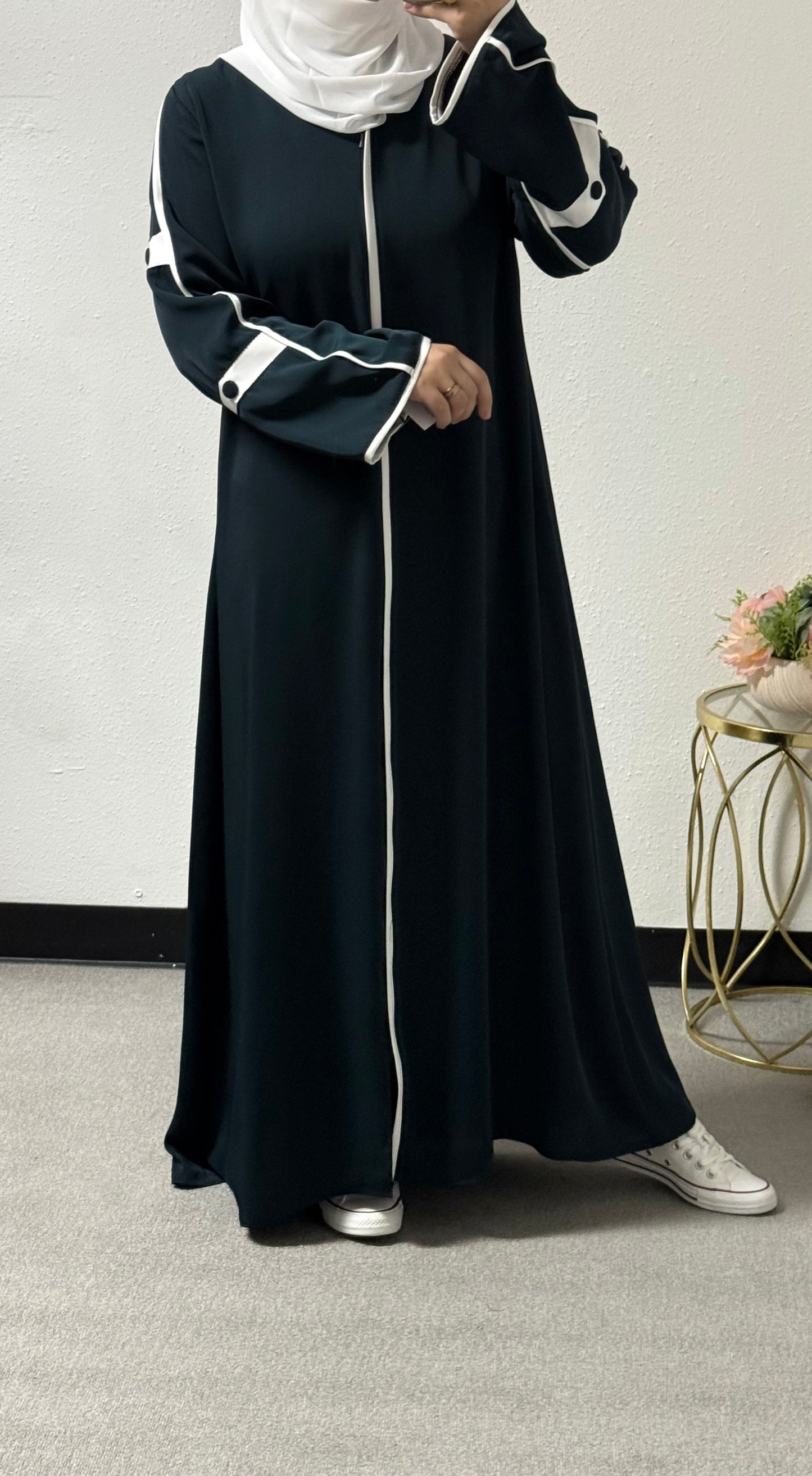 Button detail abaya