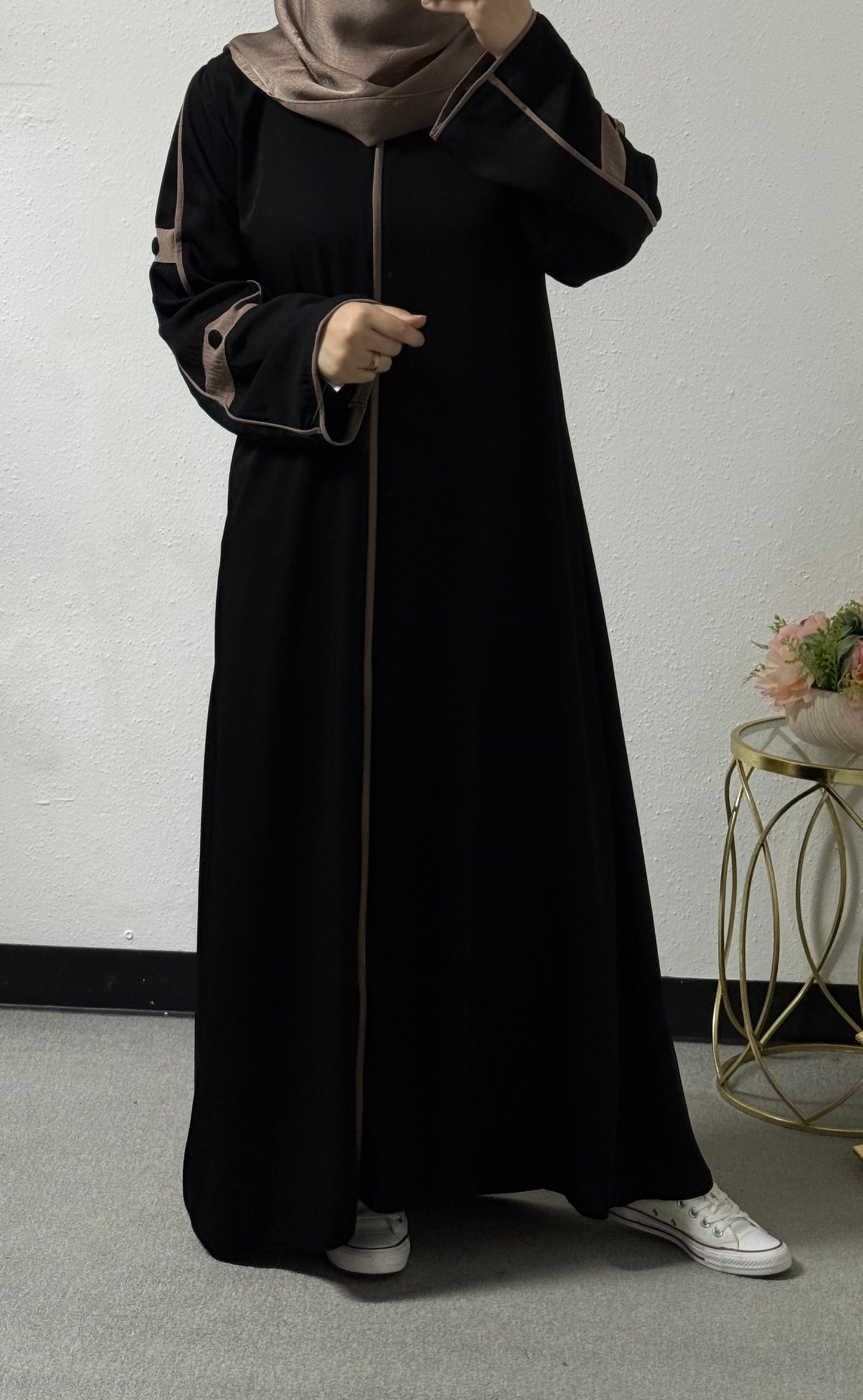 Button detail abaya