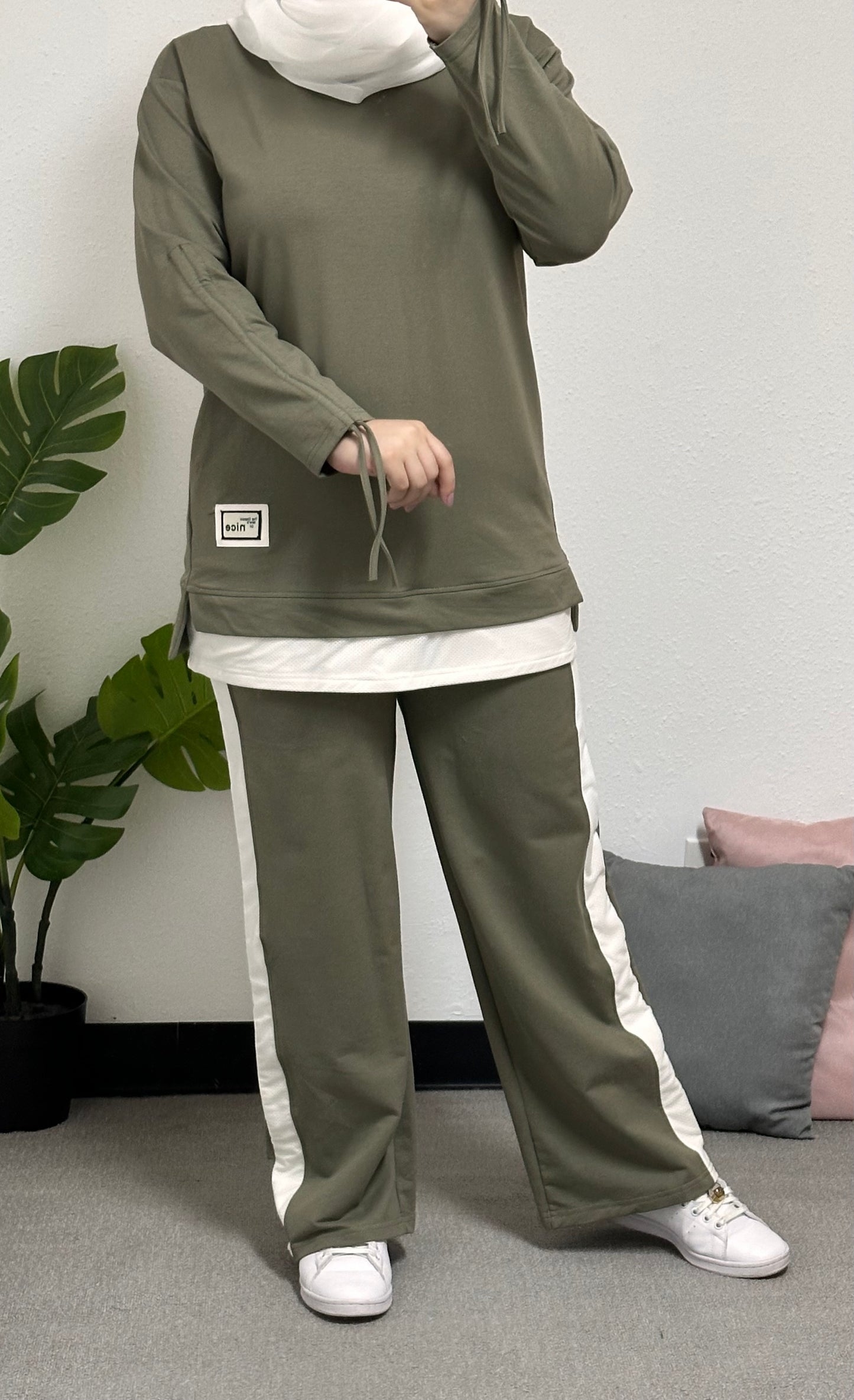 Two-piece cotton tracksuit (pants with white stripes and top with an attached white piece