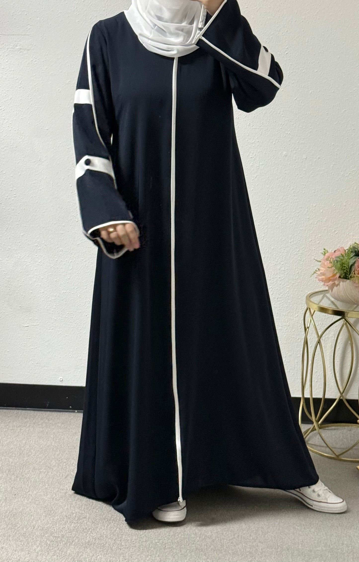 Button detail abaya