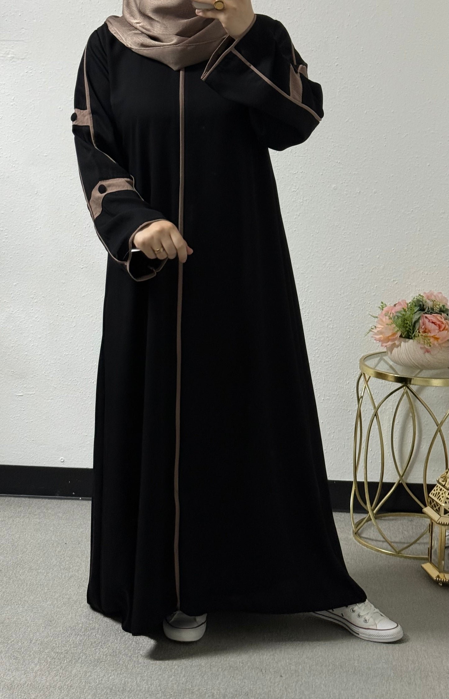 Button detail abaya