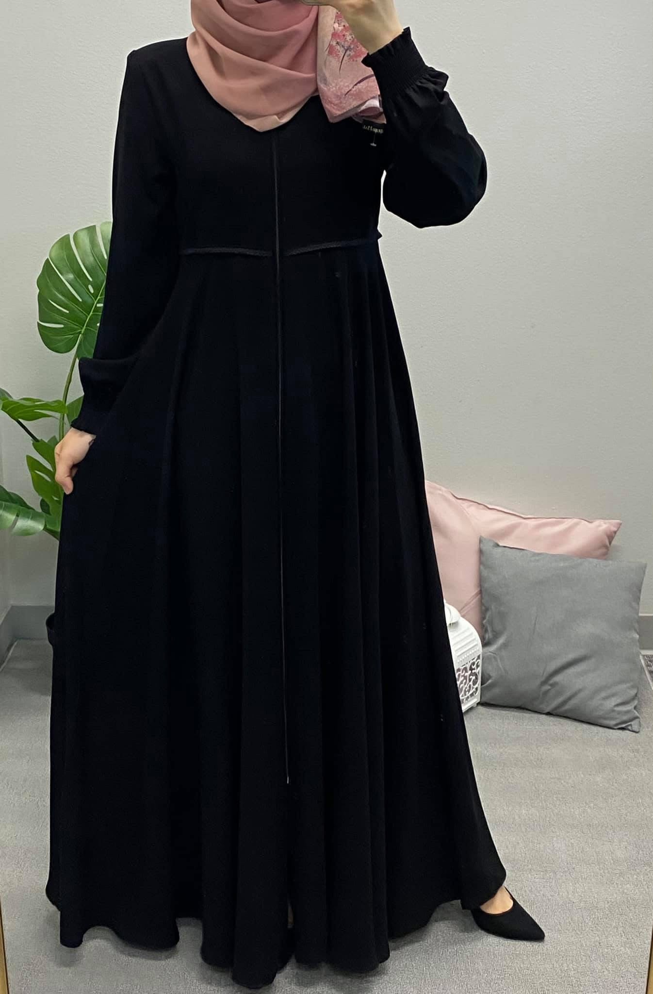 عباية سوداء مغلقة