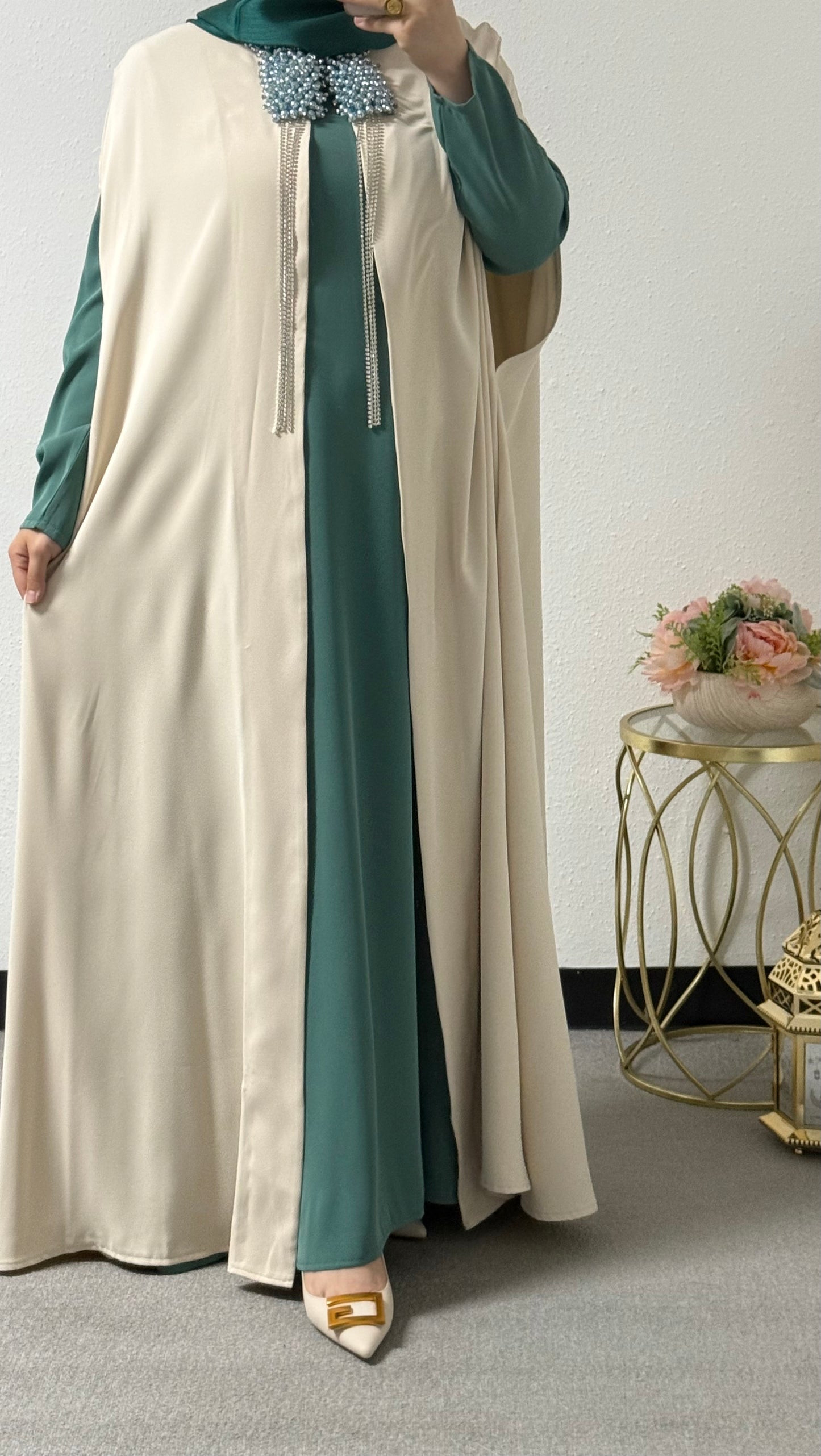 Two-piece neck detail abaya