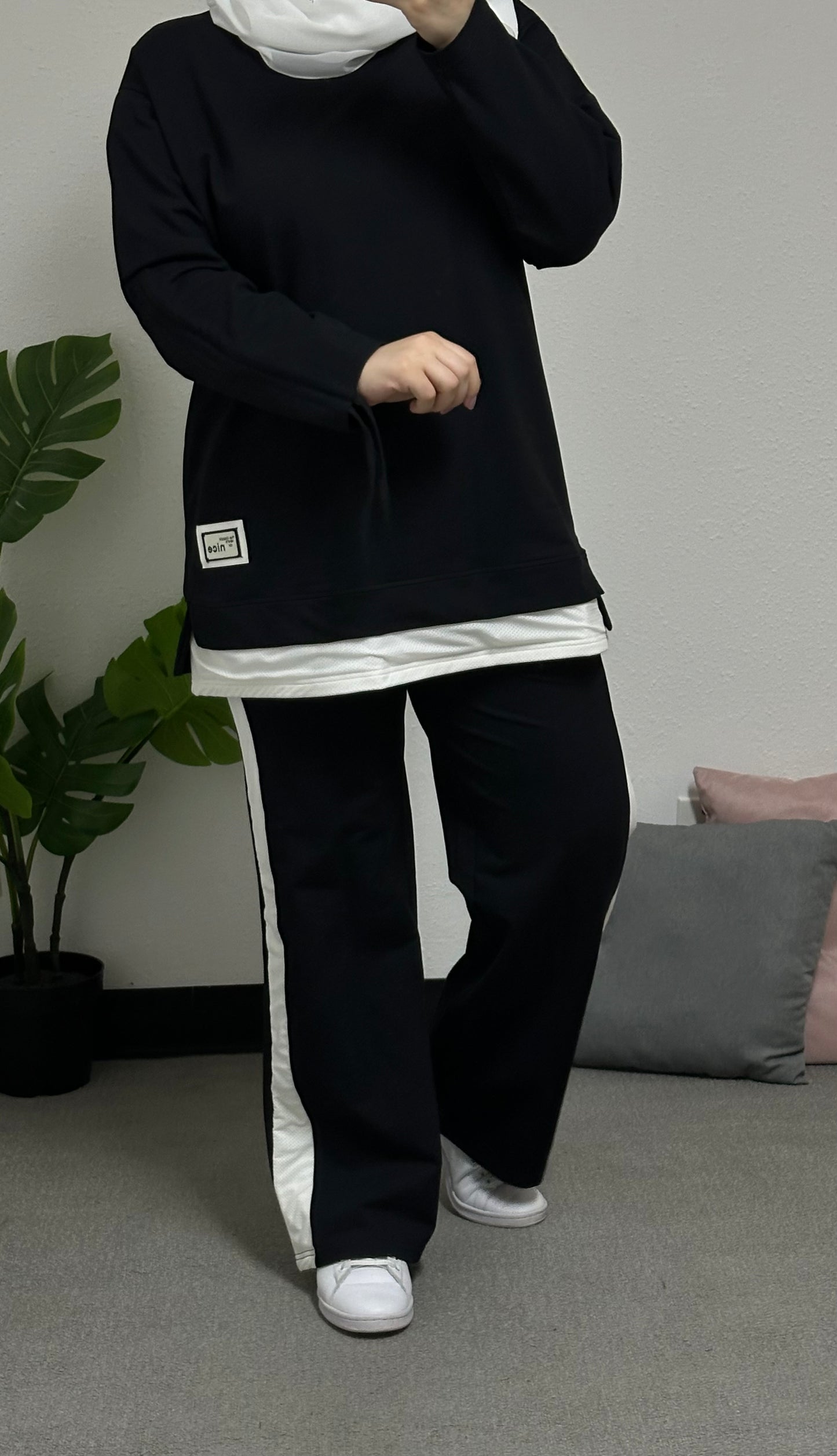 Two-piece cotton tracksuit (pants with white stripes and top with an attached white piece