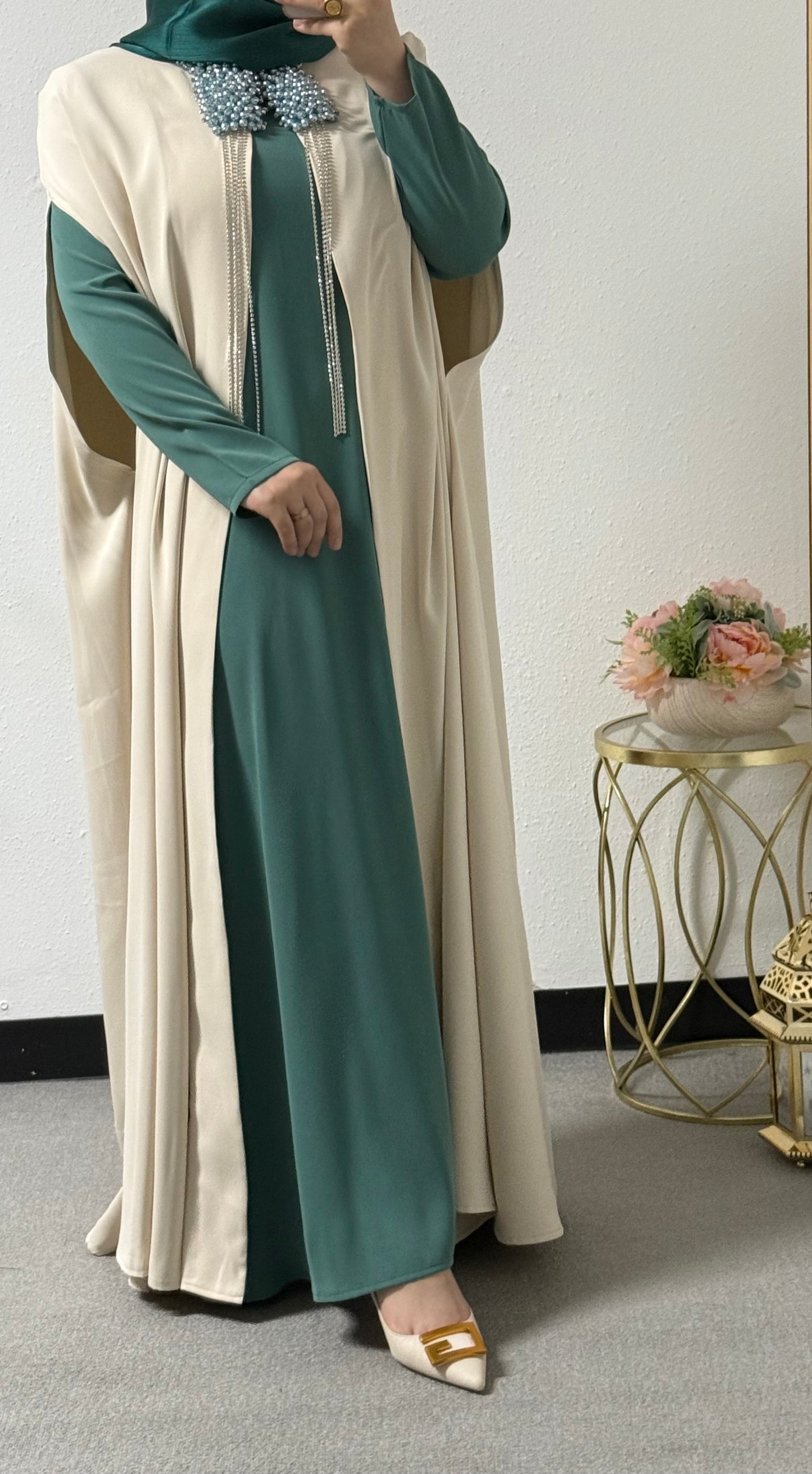 Two-piece neck detail abaya