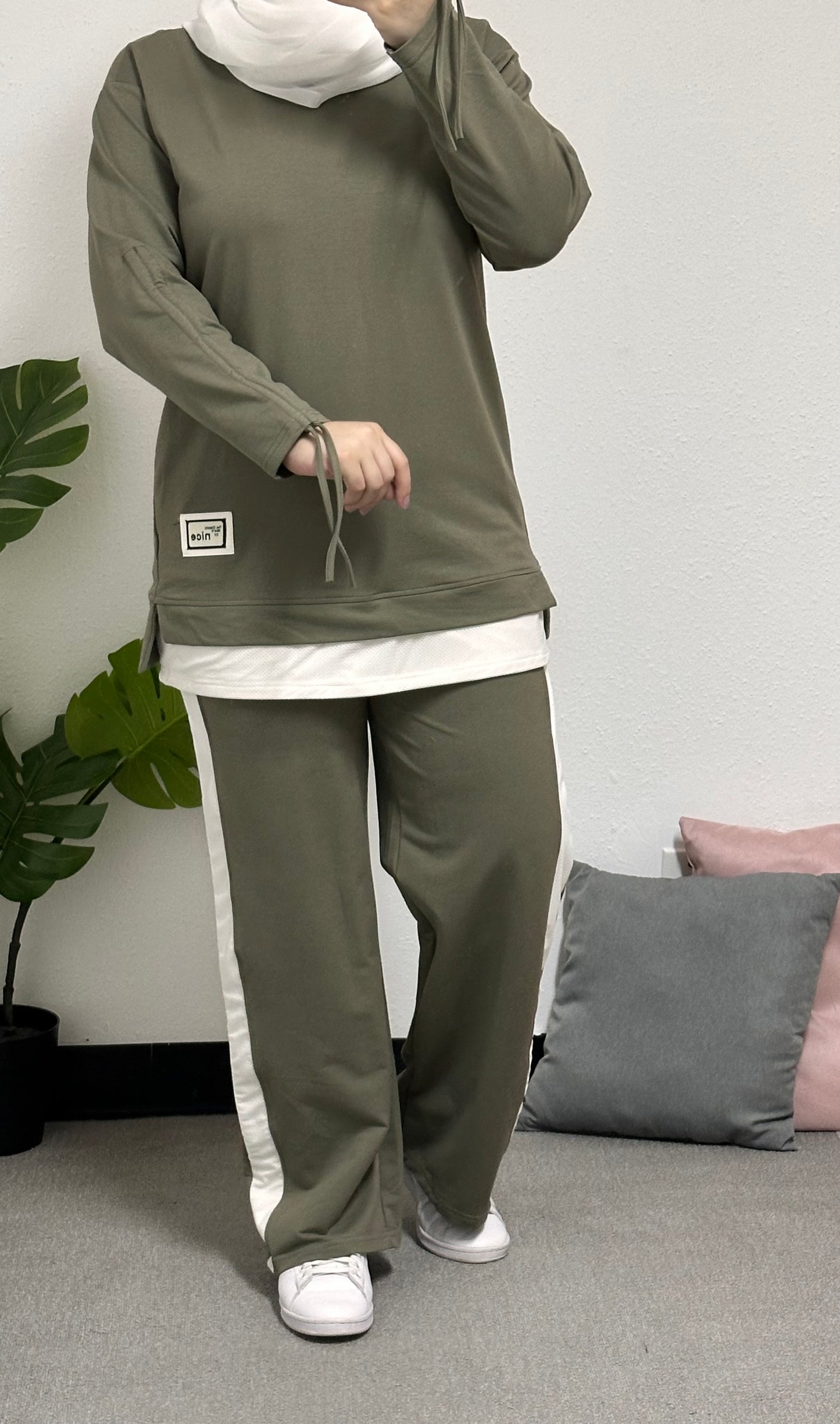 Two-piece cotton tracksuit (pants with white stripes and top with an attached white piece