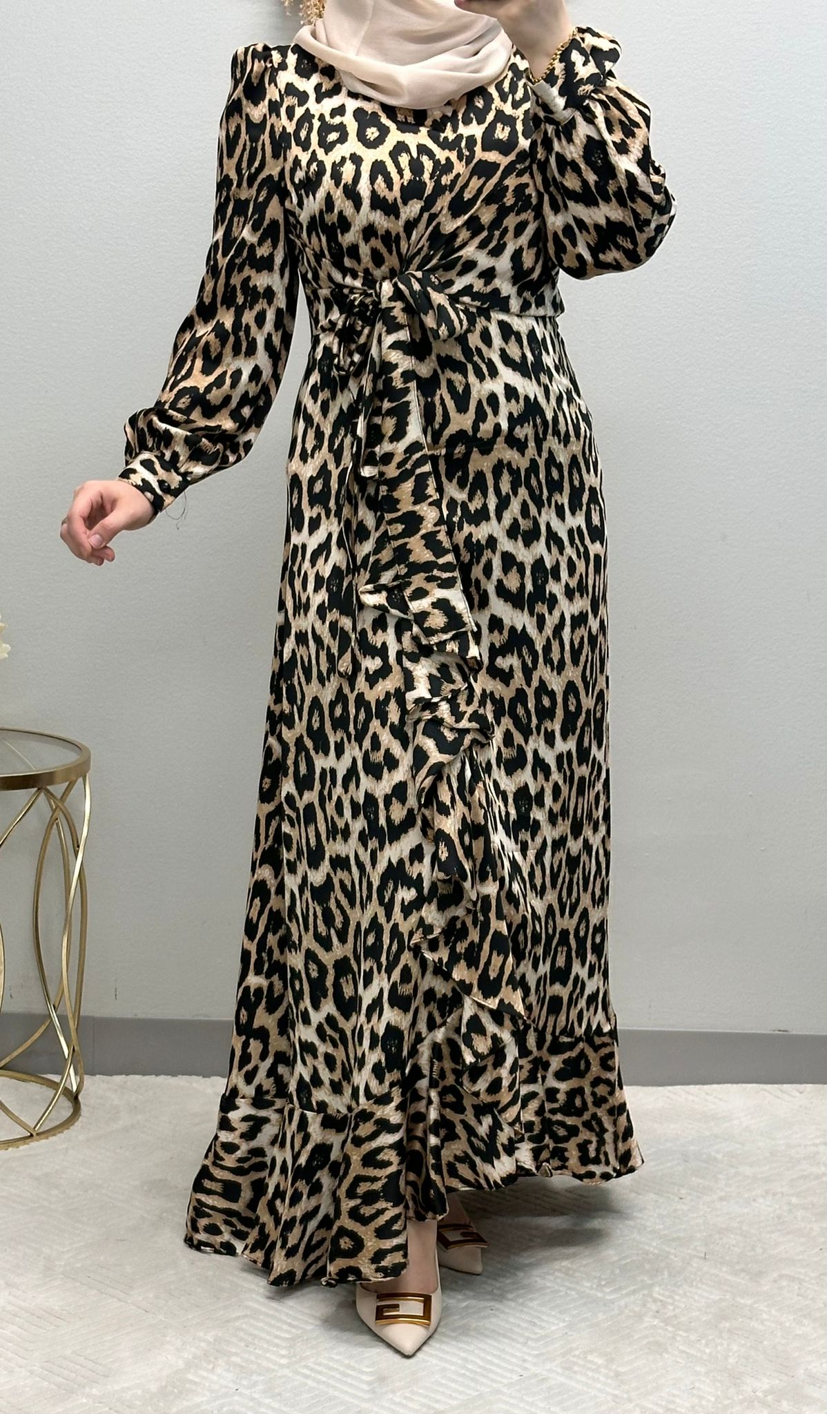 فستان نمر مكشكش. يتميز هذا الفستان بكشكشة آسرة وحزام أنيق مربوط ذاتيًا، وهو مثال للرقي الشديد