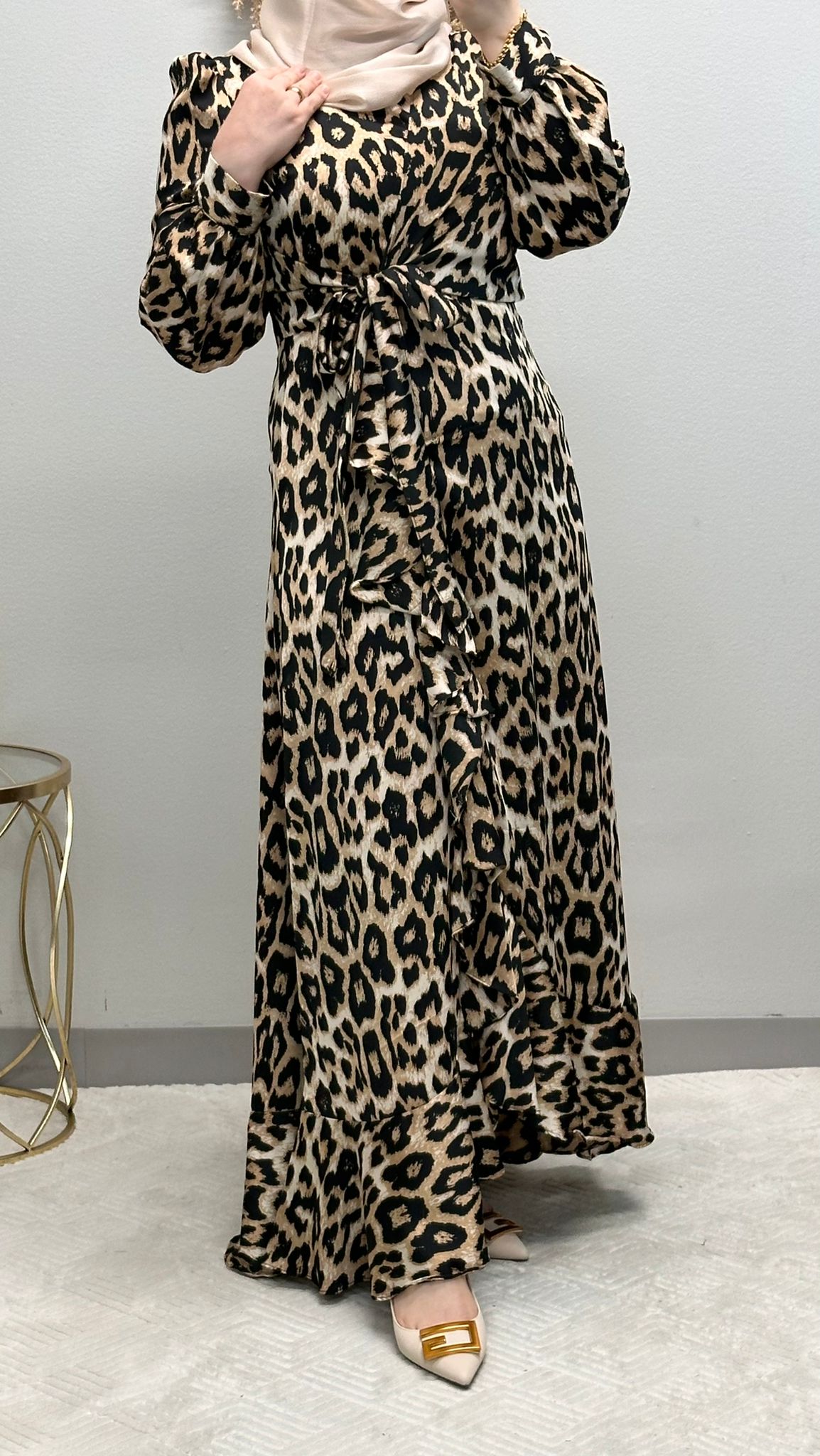 فستان نمر مكشكش. يتميز هذا الفستان بكشكشة آسرة وحزام أنيق مربوط ذاتيًا، وهو مثال للرقي الشديد